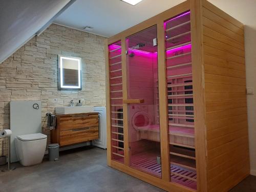 a bathroom with a pink shower and a sink at Kleine-Eifel-Auszeit in Hambuch