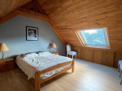 - une chambre avec un lit et une fenêtre mansardée dans l'établissement Maison familiale 8 personnes à 100m de la plage avec jardin et parking - FR-1-639-38, à Arzon