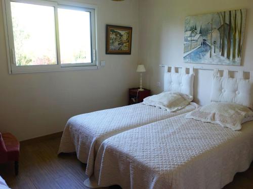 - une chambre blanche avec 2 lits et 2 fenêtres dans l'établissement Maison familiale - 8 pers - Proche mer et port - Jardin et terrasse - FR-1-639-40, à Sarzeau