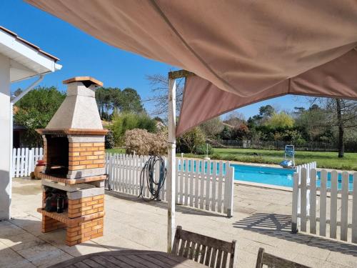 Photo de la galerie de l'établissement Maison avec piscine privée à Biscarrosse - 8 pers, WIFI, animaux admis - FR-1-521-196, à Biscarrosse
