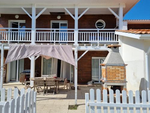 Photo de la galerie de l'établissement Maison avec piscine privée à Biscarrosse - 8 pers, WIFI, animaux admis - FR-1-521-196, à Biscarrosse