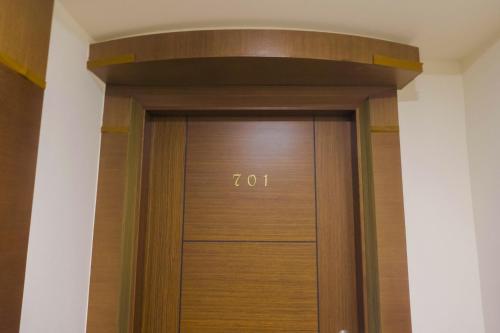 a wooden elevator door with the word on it at SongHo Hotel in Magong