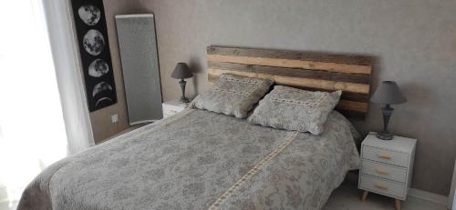 une chambre avec un grand lit avec deux oreillers dans l'établissement Appartement lumineux vue mer, à Fréjus