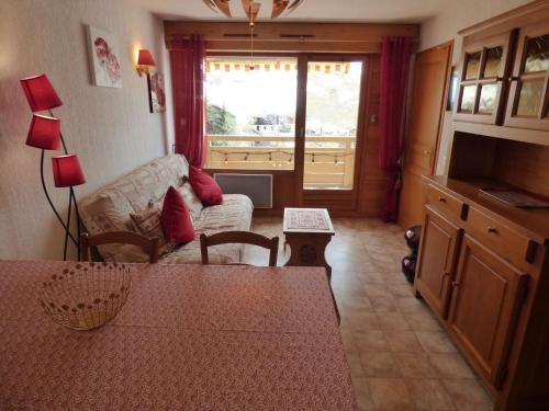 een woonkamer met een tafel en een bank bij Appartement Le Grand-Bornand, 2 pièces, 4 personnes - FR-1-458-161 in Le Grand-Bornand