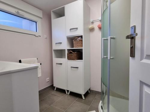 a bathroom with a shower and a sink at Gîte tout inclus avec jardin clos, terrasse privative, proche forêt et randonnées, 1 chambre, 1 canapé-lit - FR-1-510-168 in Preux-au-Bois