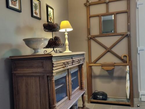 a lamp on top of a tv in a room at Gîte tout inclus avec jardin clos, terrasse privative, proche forêt et randonnées, 1 chambre, 1 canapé-lit - FR-1-510-168 in Preux-au-Bois