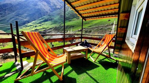 two chairs and a table on a balcony with a view at Kesane in Jut'a