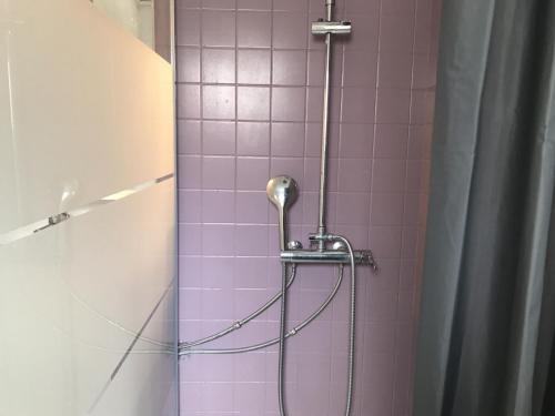 d'une douche avec du carrelage violet et un rideau de douche. dans l'établissement À 100m de la plage, maison idéale avec terrasse et équipements complets - FR-1-22-321, à La Tranche-sur-Mer
