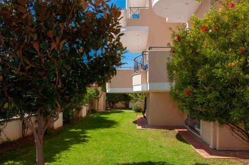Κήπος έξω από το Helios: Charming beach home next to crystal waters