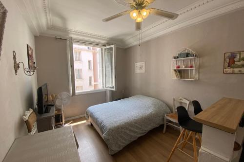 une chambre avec un lit, une table et une fenêtre dans l'établissement Studio Ideal vacation by the sea, à Juan-les-Pins