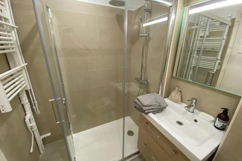 une salle de bain avec douche et lavabo dans l'établissement Studio Ideal vacation by the sea, à Juan-les-Pins