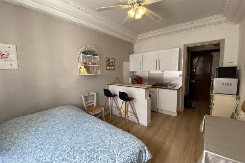 une petite chambre avec un lit et une cuisine dans l'établissement Studio Ideal vacation by the sea, à Juan-les-Pins