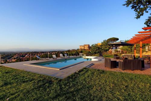 uma piscina ao lado de uma casa em Tenuta Lisetta em Monterotondo