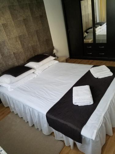 מיטה או מיטות בחדר ב-Apartament Zamość Brąz