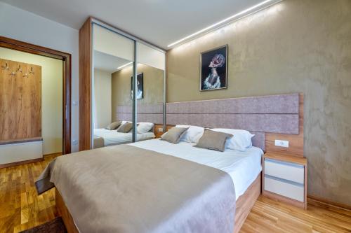 Postel nebo postele na pokoji v ubytování Monix Palace Zlatibor