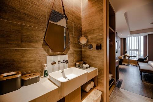 A bathroom at Atour S Hotel Shenzhen Longgang Zhonghaixing