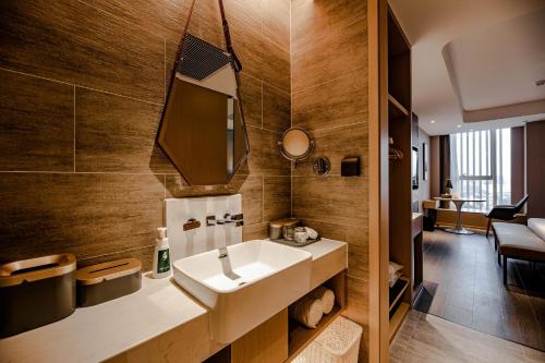 Atour S Hotel Shenzhen Longgang Zhonghaixing tesisinde bir banyo