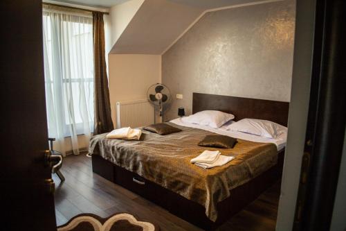 Ένα ή περισσότερα κρεβάτια σε δωμάτιο στο Pensiunea Casa Zece