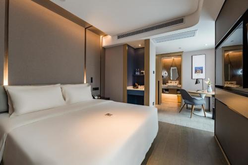 Ένα ή περισσότερα κρεβάτια σε δωμάτιο στο Atour Hotel Suzhou North High-Speed Railway Station