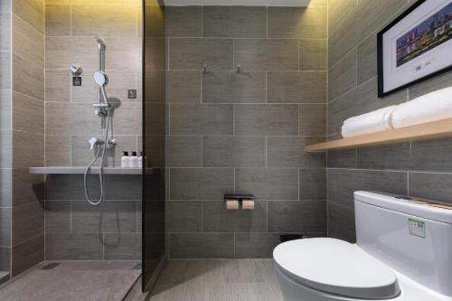 łazienka z toaletą i prysznicem w obiekcie Atour Hotel Nanchang Red Valley Beach Causeway Bay w mieście Nanchang