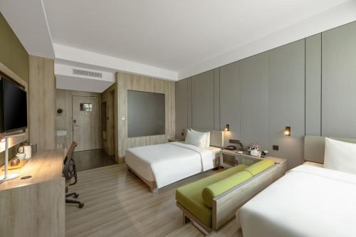 Llit o llits en una habitació de Atour Hotel Xian Greater Wild Goose Pagoda