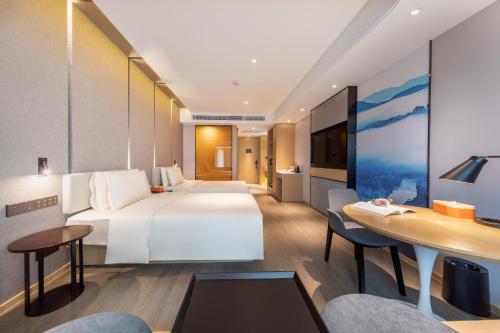 Een bed of bedden in een kamer bij Atour Hotel Guiyang Guanshan Lake City Government