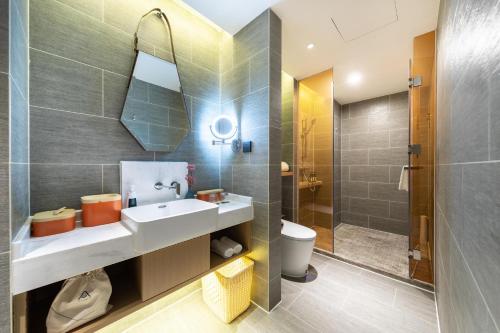 Atour Hotel Guiyang Guanshan Lake City Government tesisinde bir banyo