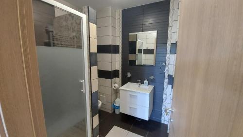 Baño pequeño con lavabo y espejo en Mamaia Miraj E4, en Mamaia