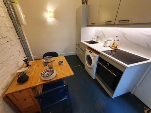 Una cocina o kitchenette en Home Sweet Home Montmartre Felix Ziem