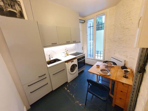 Una cocina o kitchenette en Home Sweet Home Montmartre Felix Ziem