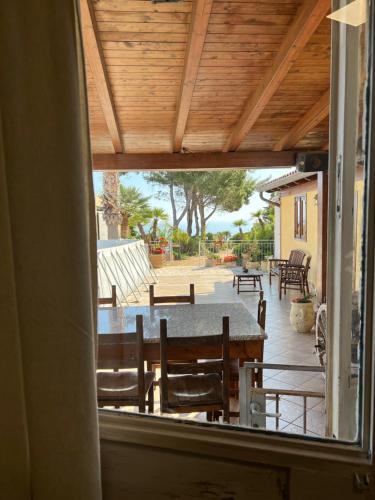 Blick auf eine Terrasse mit einem Tisch und Stühlen in der Unterkunft Baglio Cracchiolo da Tuzzo - Casa Il Limone in San Vito lo Capo