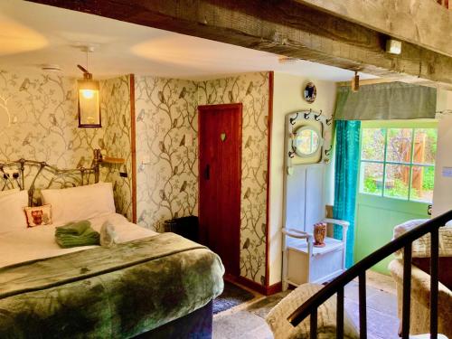 リースにあるThe Little Barnのベッドルーム1室(ベッド1台付)、ドア、窓が備わります。