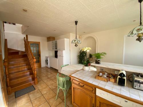 - une cuisine et un salon avec un comptoir et une table dans l'établissement J & C vacation home 8 minutes by car to Disneyland, à Montry