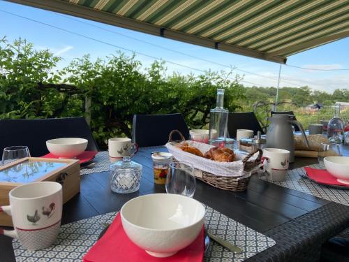 une table avec un panier de nourriture dans l'établissement Le petit moulin, à Pouzauges