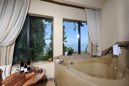 A bathroom at מצפה השלום