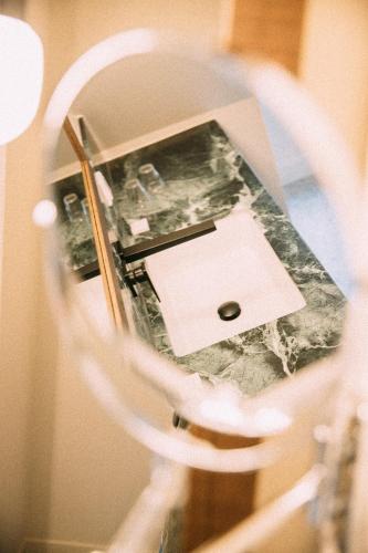 a picture of a table with a counter top at de Wever Lodge in Otterlo