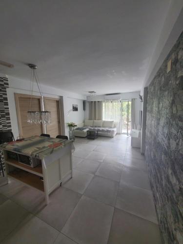 ein großes Wohnzimmer mit großem Fliesenboden in der Unterkunft Selina in Torremolinos