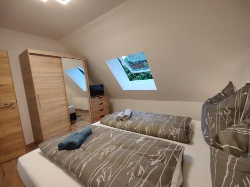 1 dormitorio con cama y espejo en Ferienwohnung Piroschka 2, en Gunzenhausen