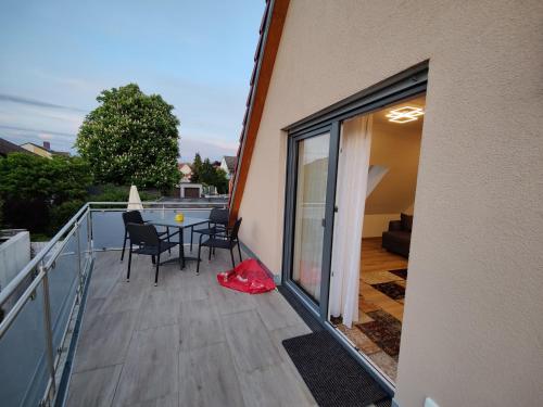 a patio with a table and chairs on a balcony at Ferienwohnung Elisabeth 2 in Gunzenhausen