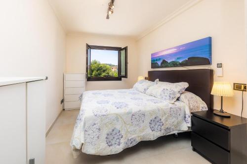 1 dormitorio con cama y ventana en Brillant, en Cala Ratjada