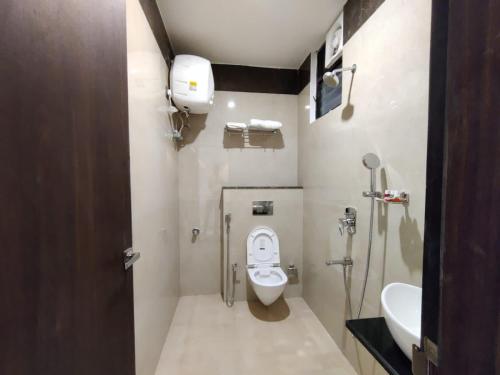 małą łazienkę z toaletą i umywalką w obiekcie Royal Bliss w mieście Patna