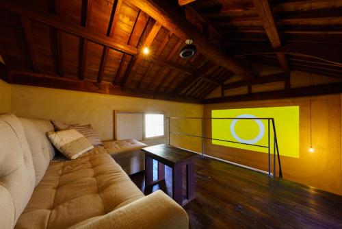 a living room with a couch and a table at Yamada Bessou くつろぎの温泉宿 山田別荘 in Beppu