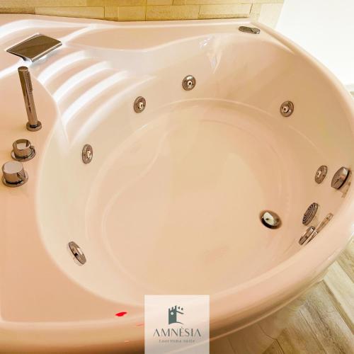 Un baño de Amnesia Taormina Suite