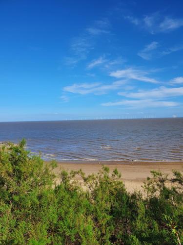 Uma praia em ou perto do apartamento