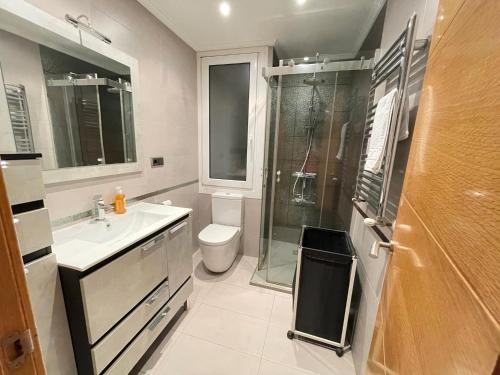 uma casa de banho com um chuveiro, um WC e um lavatório. em Uribarri Home Bilbao em Bilbao