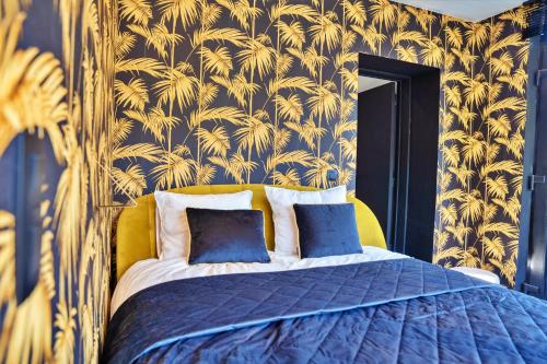 a bedroom with a blue bed with a yellow headboard at Gatsby River I in Yvoir