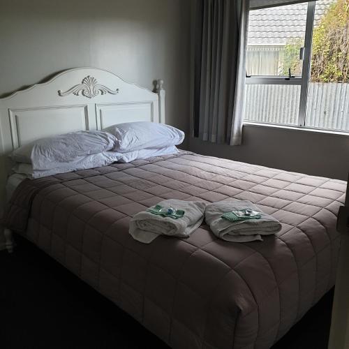 um quarto com uma cama com duas toalhas em Family friendly unit em Hastings