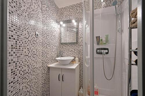 Un baño de T3 de 45 m2 avec terrasse - Entièrement climatisé - 2 chambres - 400m de la plage - résidence avec piscine