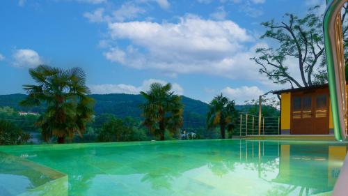 una piscina en un complejo con montañas en el fondo en Casa Valla, en Buzet