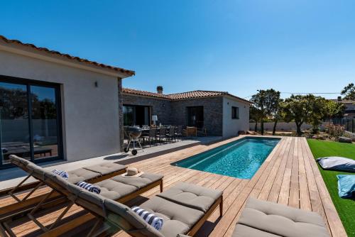 une cour arrière avec une piscine et une maison dans l'établissement Villa Asphodede, à Lecci